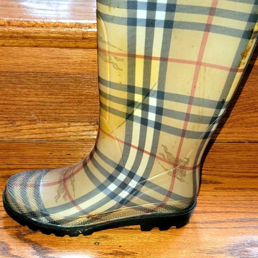 In very good condition.  Minor signs of wear. Made in Italy